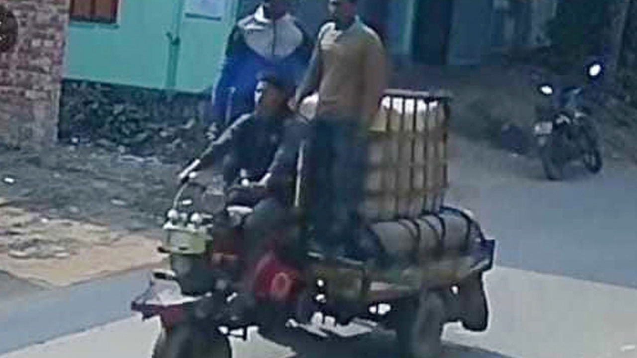 ছাত্রলীগ নেতার ঘেরের মাছ মনে করে জামায়াত নেতাদের মাছ ছিনতাই